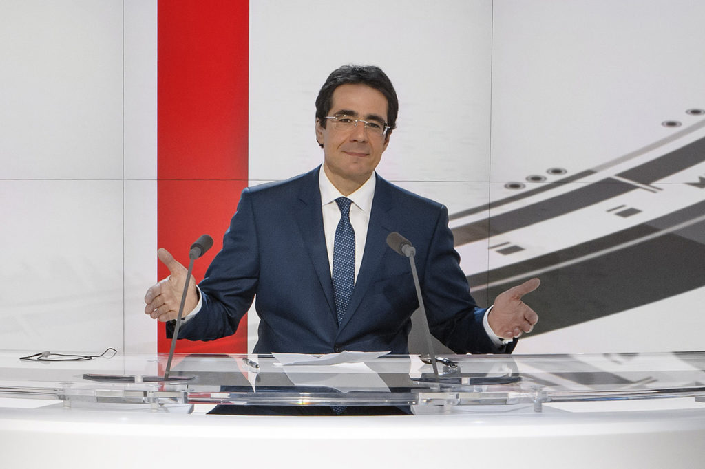 ARCHIV --- Le journaliste Darius Rochebin, presentateur vedette du Telejournal de la RTS (Radio Television Suisse), pose dans le nouveau studio HD de l'Actualite TV (telejournal) de la Radio Television Suisse, RTS, ce jeudi 21 aout 2014 a Geneve. Harcelement sexuel, gestes deplaces, abus de pouvoir: une enquete du Temps du 31. Octobre 2020 revele des dysfonctionnements au sein de la RTS en einglant plusieurs collaborateurs, dont l'ex-preentateur star Darius Rochebin. (KEYSTONE/Salvatore Di Nolfi)