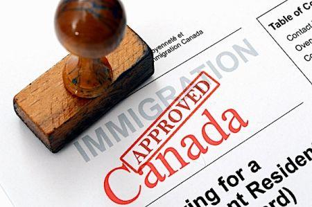 2412-83819-pour-relancer-son-economie-le-canada-se-dit-pret-a-accueillir-1-2-million-de-migrants-francophones-d-abord_M
